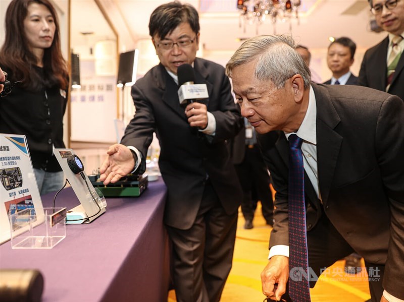 Minister of the National Science and Technology Council and NIAR Chair Wu Cheng-wen (right) attends a press event of Taiwan’s National Institutes of Applied Research in Taipei on Tuesday. CNA photo Jan. 13, 2026