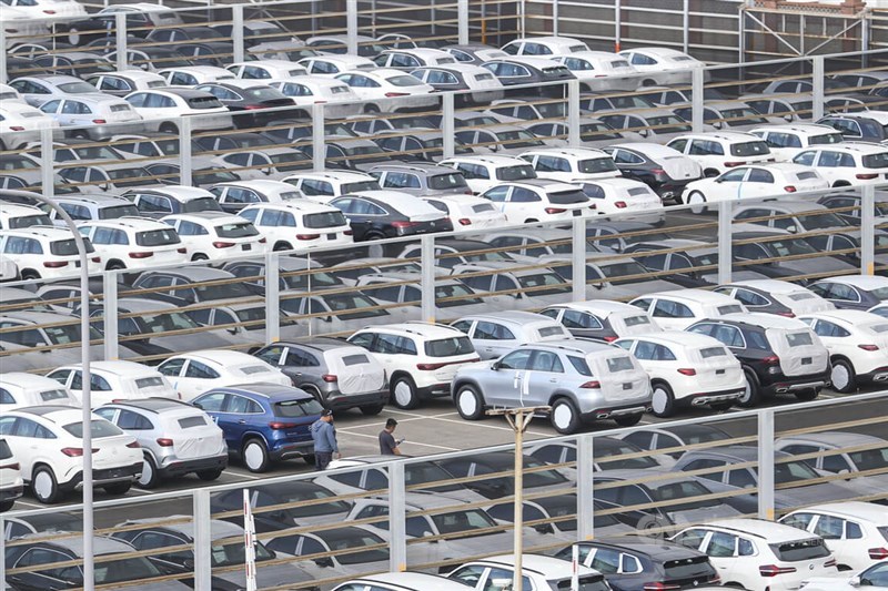 Taichung Port packed with imported cars. CNA file photo