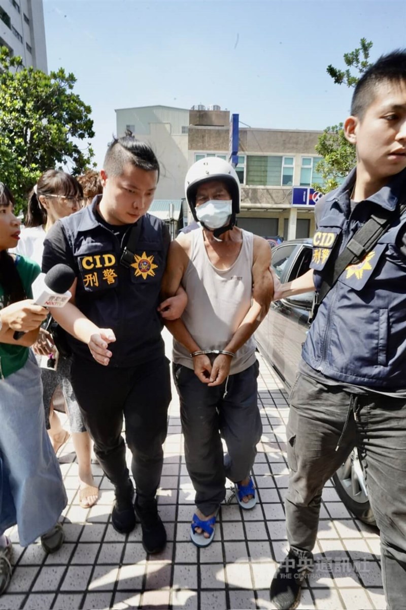 Kaohsiung police escort Wu (center) to the Kaohsiung Police Bureau’s Lingya Precinct in 2023 following his arrest for allegedly killing his upstairs neighbors. CNA file photo
