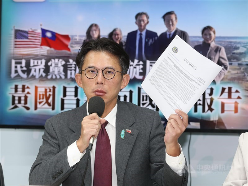 Taiwan People's Party (TPP) Chairman Huang Kuo-chang shares insights from his Monday whirlwind visit to Washington, D.C., where he met with U.S. officials, during a press briefing at TPP headquarters in Taipei on Wednesday. CNA photo Jan. 14, 2026