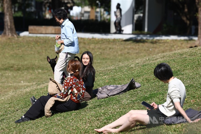 People rest on a lawn in a park in Taipei on Wednesday afternoon. CNA photo Jan. 14, 2026