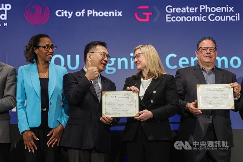 Phoenix Mayor Kate Gallego (second right) and National Development Council Deputy Minister Jan Fang-guan (second left) on Thursday present a signed a memorandum of understanding aimed at expanding cooperation on startup-driven innovation in semiconductors and AI-powered applications between Taiwan and the U.S. city of Phoenix. CNA photo Jan. 15, 2026