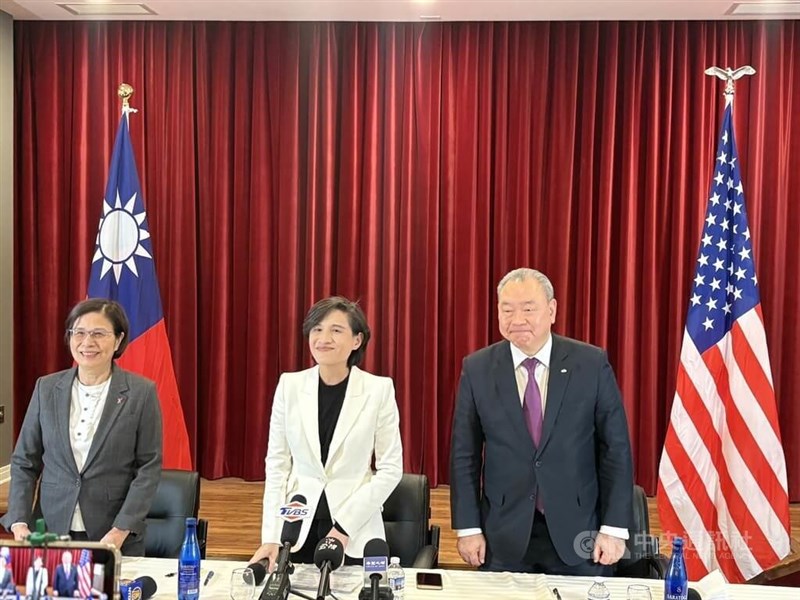 Chief trade negotiator Yang Jen-ni (left) and Vice Premier Cheng Li-chiun (center) rise from their seats at a press event in the United States on Friday. CNA photo Jan. 16, 2026