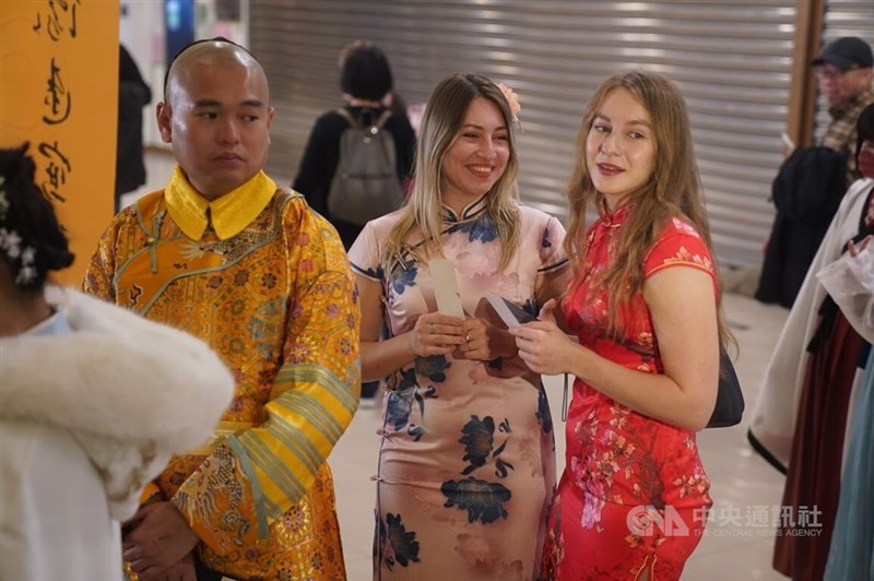 Expats participate in an experience wearing traditional Chinese garments in Taiwan in this CNA file photo for illustrative purpose