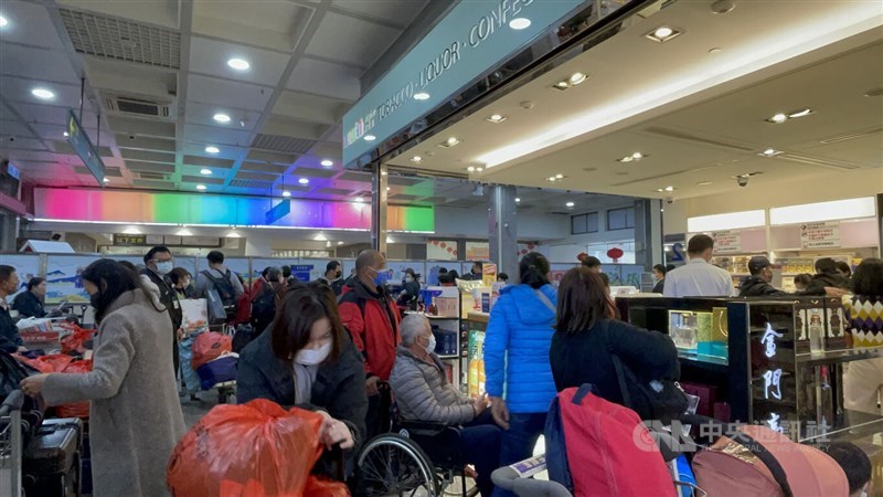 Travelers visit a duty-free shop in Taiwan. CNA file photo