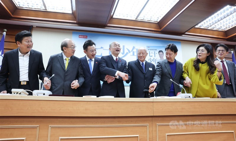 From right: TPP Chairman Huang Kuo-chang, KMT Chairperson Cheng Li-wun, KMT politician Jaw Shau-kong, the former head of Examination Yuan Kuan Chung, Legislative Speaker Han Kuo-yu, Deputy Legislative Speaker Johnny Chiang, DPP legislative caucus convener Ker Chien-ming, KMT caucus convener Fu Kun-chi. CNA photo Jan. 20, 2026