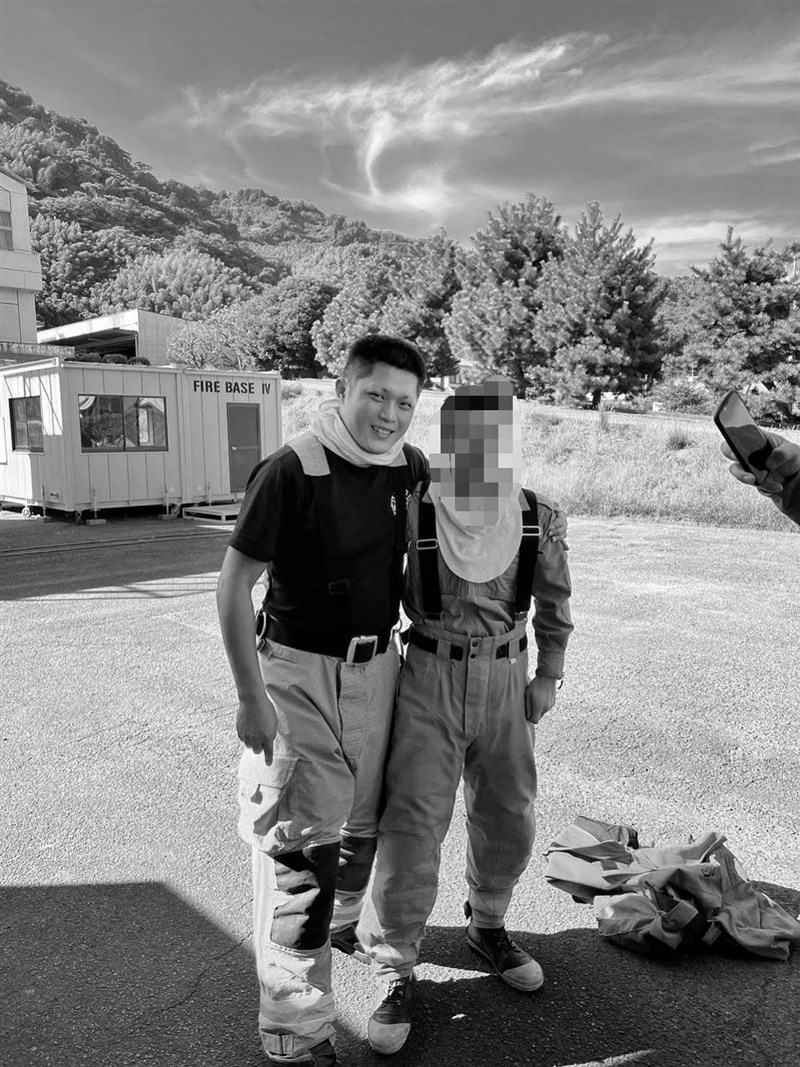 Firefighter Chan Neng-chieh (left). Image taken from Keelung City Fire Department's Facebook