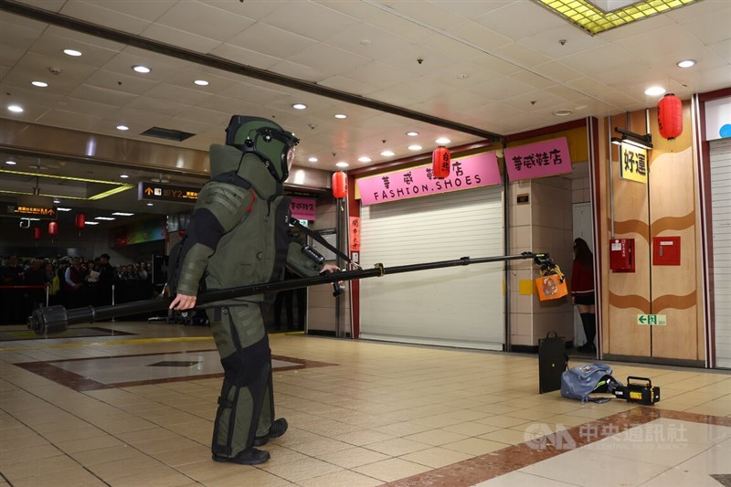 A bomb expert engages in a bomb threat exercise during a response drill simulating an indiscriminate attack at Taipei Main Station on Thursday. CNA photo Jan. 22, 2026
