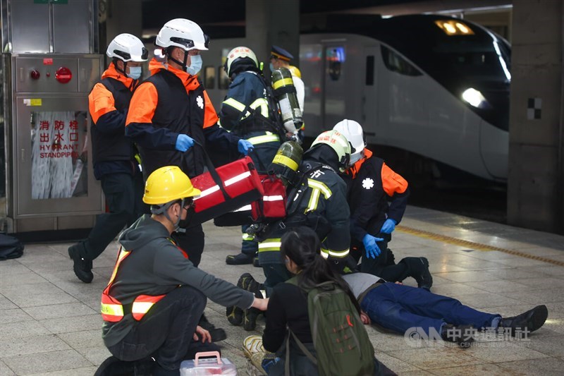 First responders treat an "injured" victim during a response drill simulating an indiscriminate attack at Taipei Main Station on Thursday. CNA photo Jan. 22, 2026