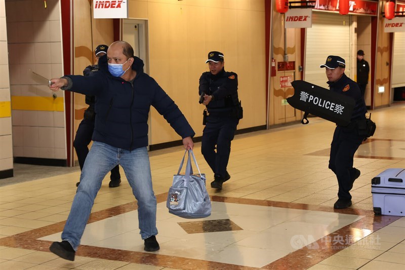 Taipei police surround a "terrorist suspect" during a response drill simulating an indiscriminate attack at Taipei Main Station on Thursday. CNA photo Jan. 22, 2026