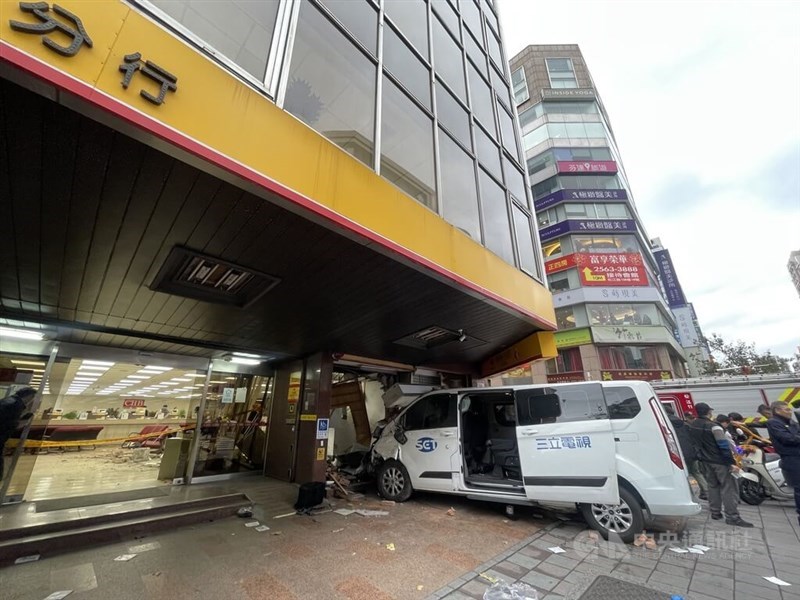 A SET TV news van crashes into a Chang Hwa Commercial Bank branch in Taipei's Zhongshan District on Friday. CNA photo Jan. 23, 2026