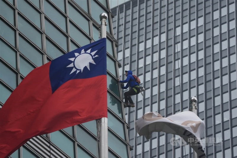 American climber Alex Honnold practices scaling Taipei 101 in rainy conditions on Wednesday. CNA photo Jan. 21, 2026