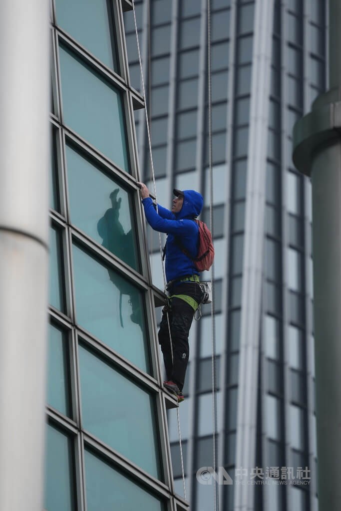 American climber Alex Honnold practices scaling Taipei 101 with safety gears on Wednesday. CNA photo Jan. 21, 2026