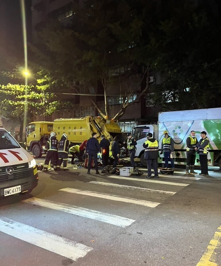 Taoyuan police officers and first responders surround a garbage truck and its partnering recycling truck that crashed into a crowd of people disposing trash on Friday. Photo courtesy of local authorities