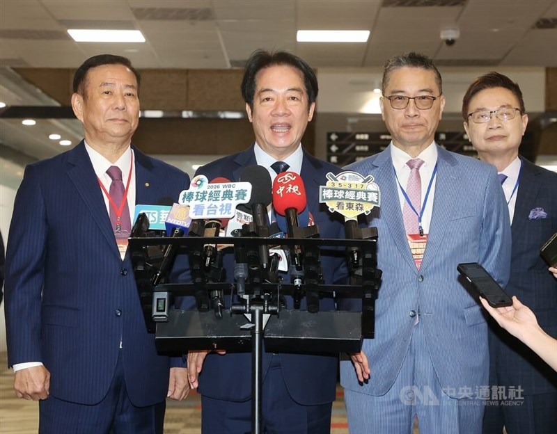 President Lai Ching-te (second left) speaks to reporters on Friday. CNA photo Jan. 23, 2026
