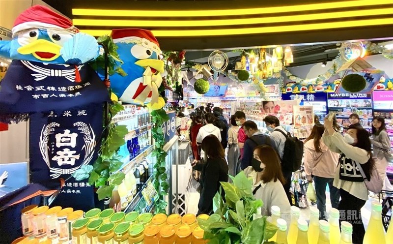 Consumers visit a supermarket. CNA file photo