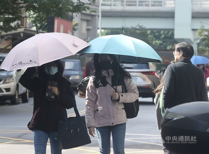 Taipei residents use umbrellas on Saturday during the slightly rainy but warmer weather. CNA photo Jan. 24, 2026