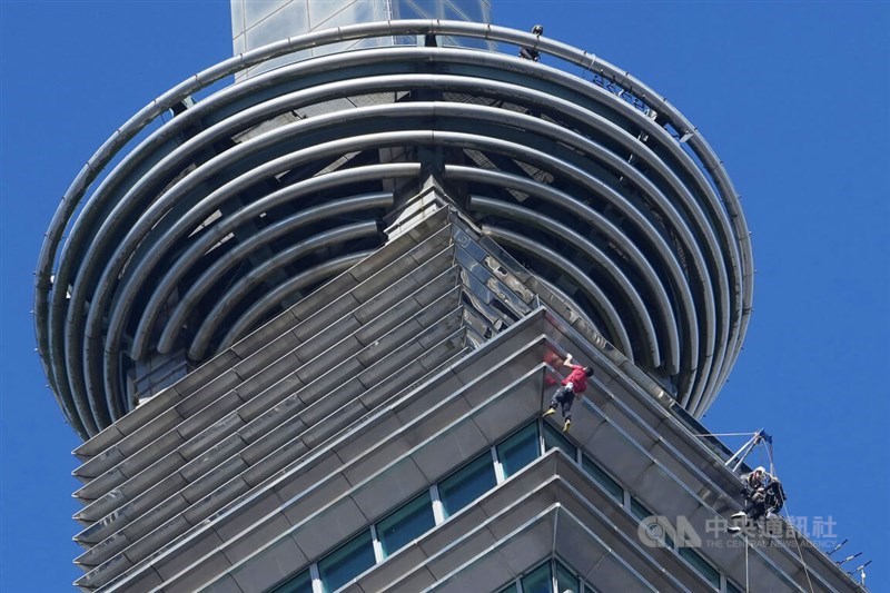 American climber Alex Honnold scales Taipei 101 without ropes on Sunday. CNA photo Jan. 25, 2026