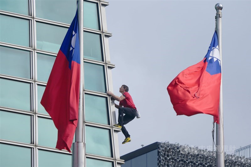 American climber Alex Honnold scales Taipei 101 without ropes on Sunday. CNA photo Jan. 25, 2026