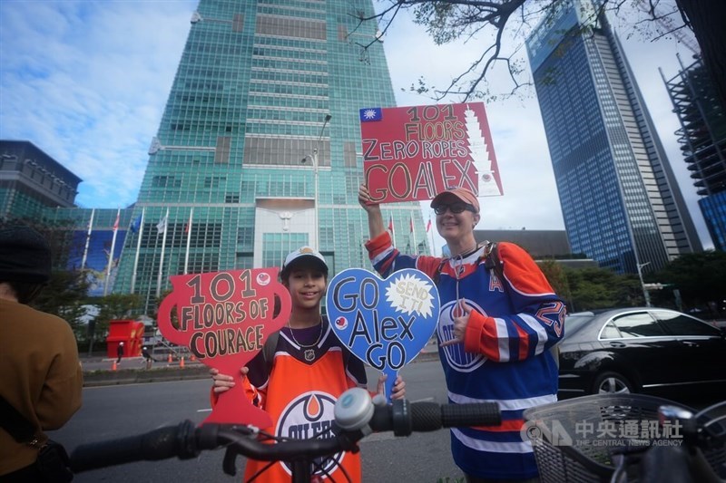 Fans show their support for Alex Honnold with handmade signs on Sunday. CNA photo Jan. 25, 2026