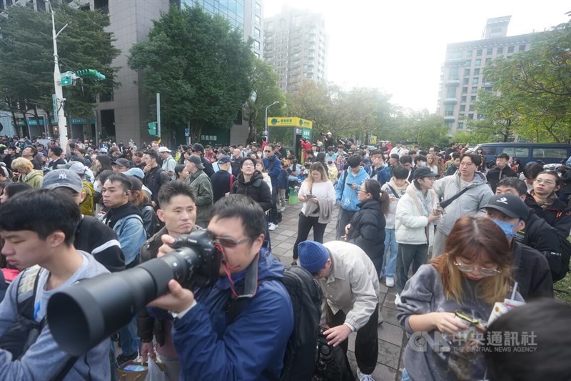 A large crowd gathers outside Taipei 101 to watch American free climber Alex Honnold scale Taipei 101 without ropes on Sunday. CNA photo Jan. 25, 2026