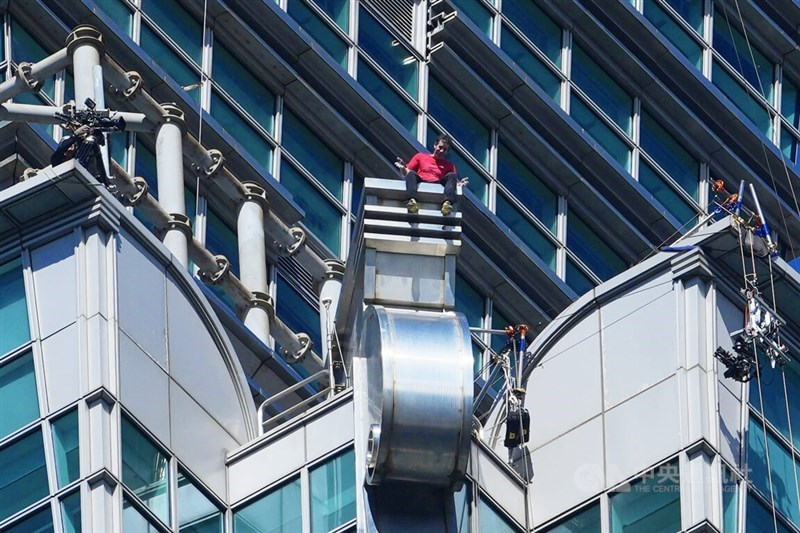 The light from the bright Sunday Sun reflects off an abstract dragon head of Taipei 101 during American free solo climber Alex Honnold's daredevil accomplishment on Sunday. The clear Sunday weather allowed for Honnold to complete his quest that was postponed from a day earlier. CNA photo Jan. 25, 2026