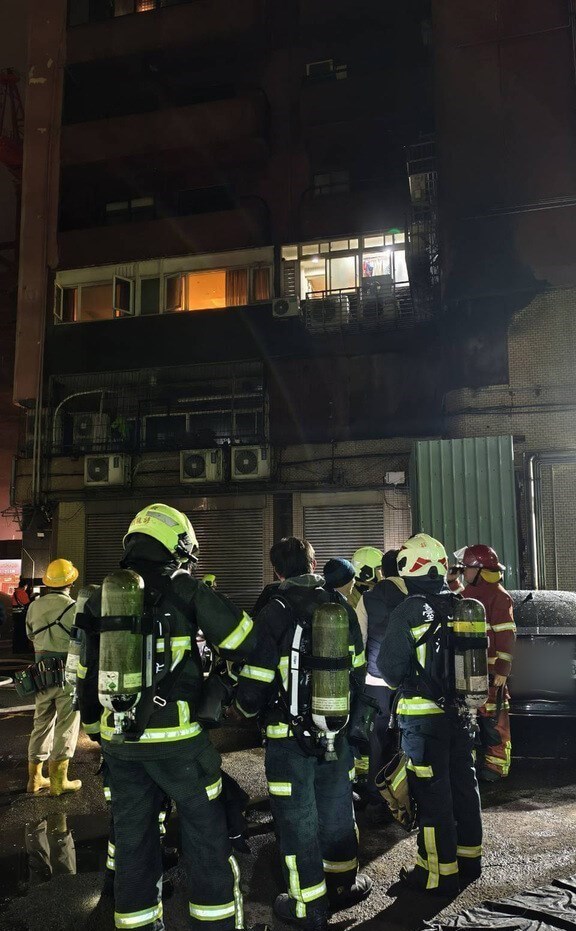 Taipei firefighters get ready to enter the site of the Da'an District fire early Sunday. Photo courtesy of local authorities
