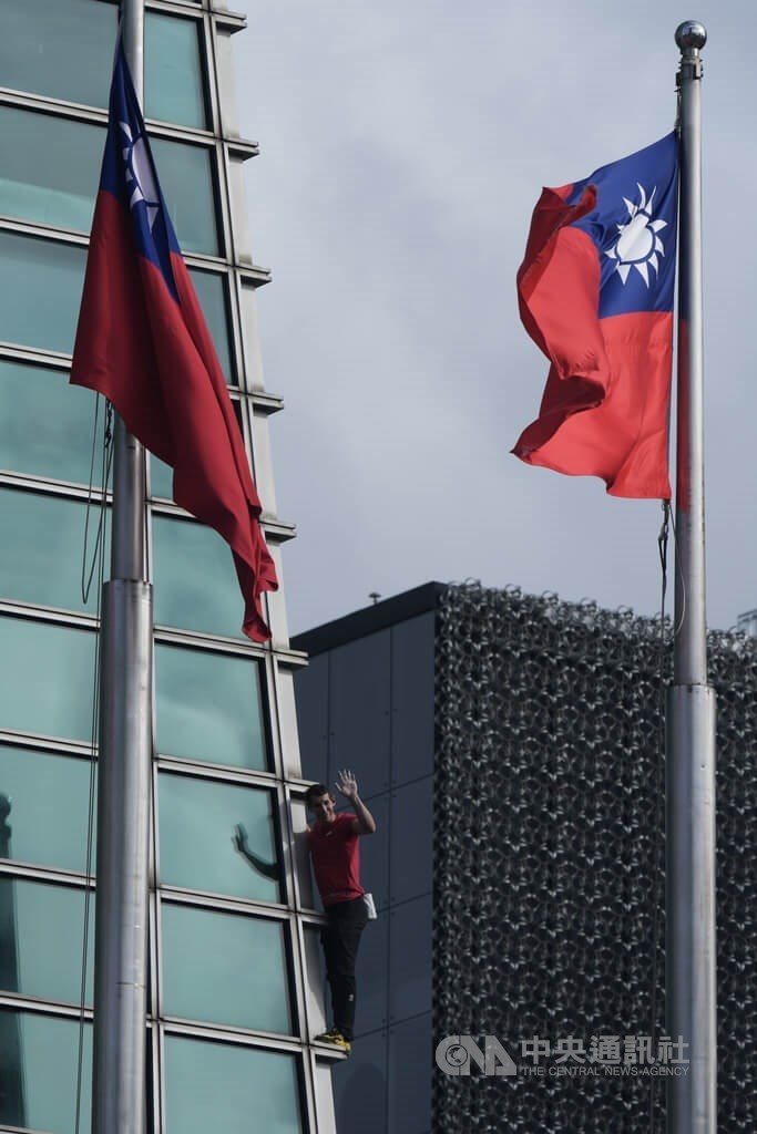 American climber Alex Honnold scales Taipei 101 without ropes on Sunday. He turns to wave to onlookers and fans during the ascent. CNA photo Jan. 25, 2026