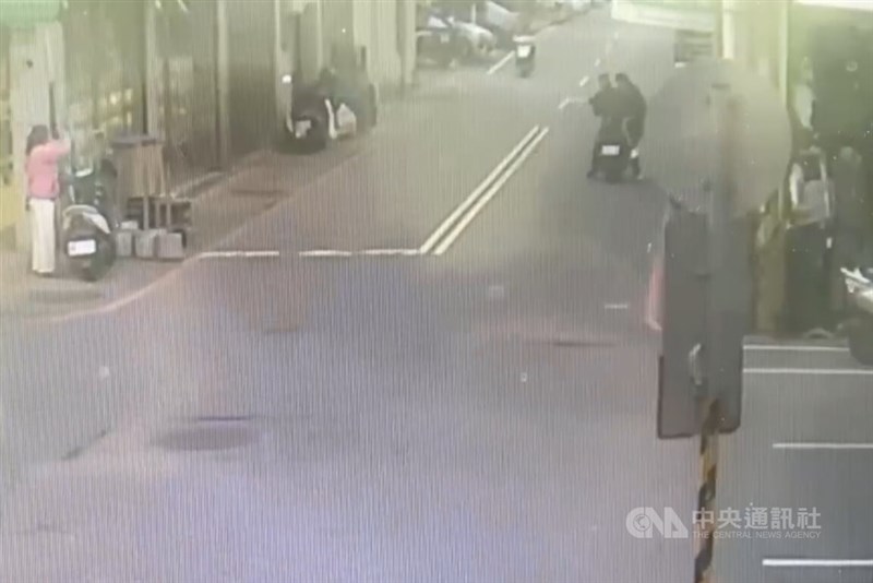 Two men prepare to flee on a motorcycle after snatching a gold necklace and pendant at a jewelry store in Xinwu District, Taoyuan, on Sunday. Photo courtesy of local police