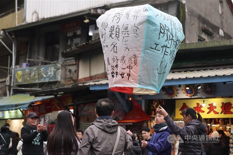 Tourists to New Taipei's Pingxi area experience flying a sky lantern in this CNA file photo