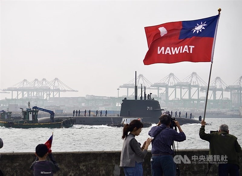 Military enthusiasts wave the Republic of China (Taiwan) flag on Monday to show support for the Narwhal project. CNA photo Jan. 26, 2026