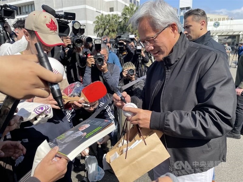 Nvidia CEO Jensen Huang signs autographs after arriving in Taiwan on Thursday. CNA photo Jan. 29, 2026