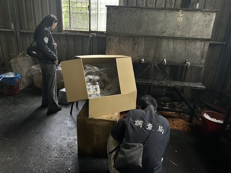 Officials from the Investigation Bureau's Chiayi Branch investigate a factory involved with the alleged mixing of oils. Photo courtesy of the Investigation Bureau Chiayi Branch