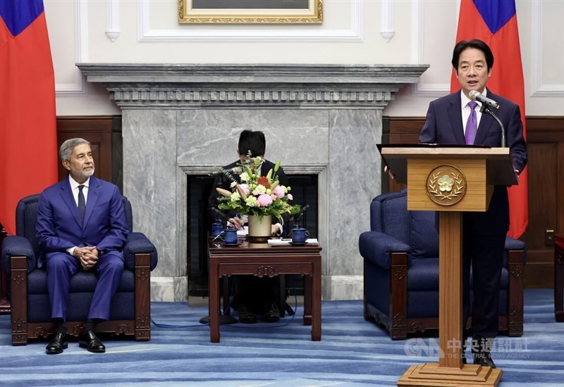 President Lai Ching-te (right) delivers a remark when receiving Micron Chairman, President and CEO Sanjay Mehrotra (left) at the Presidential Office in Taipei on Thursday. CNA photo Jan. 29, 2026