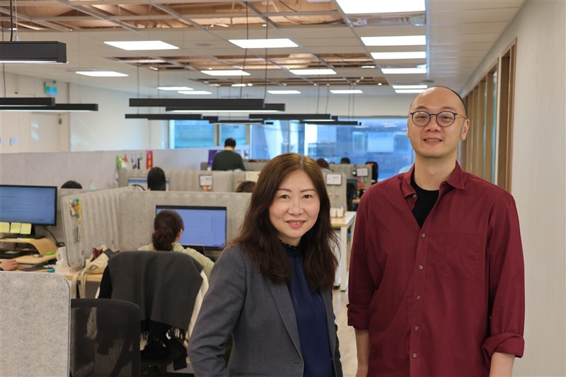 Hsieh Chia-yi, head of the National Development Council’s Department of Human Resources Development (left), and Jonathan Liao, managing director of the International Talent Taiwan Office (right), at the Taipei branch of the International Talent Taiwan Office. CNA photo, Jan. 29, 2026