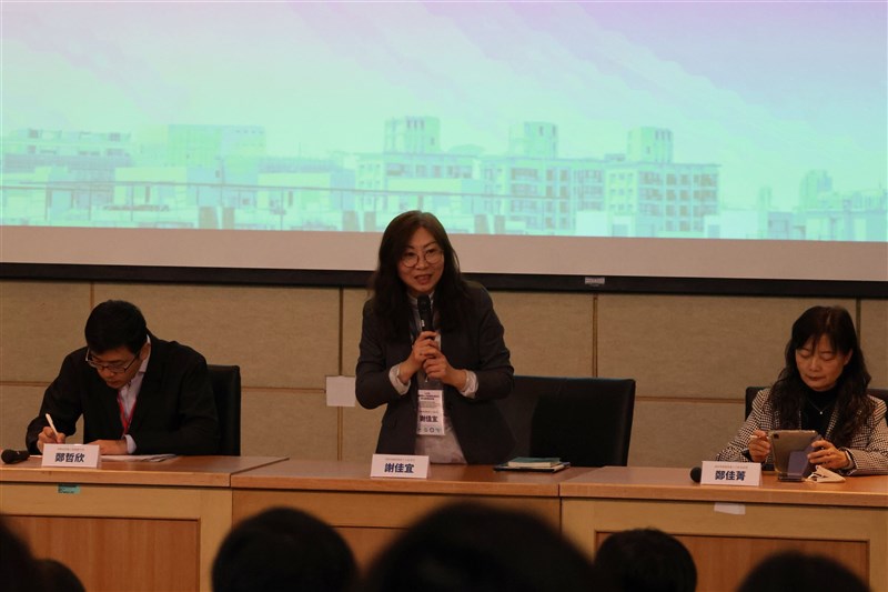 Hsieh Chia-yi, head of the National Development Council’s Department of Human Resources Development (center), leads a panel discussion on changes to the Act for the Recruitment and Employment of Foreign Professionals. CNA photo, Jan. 13, 2026