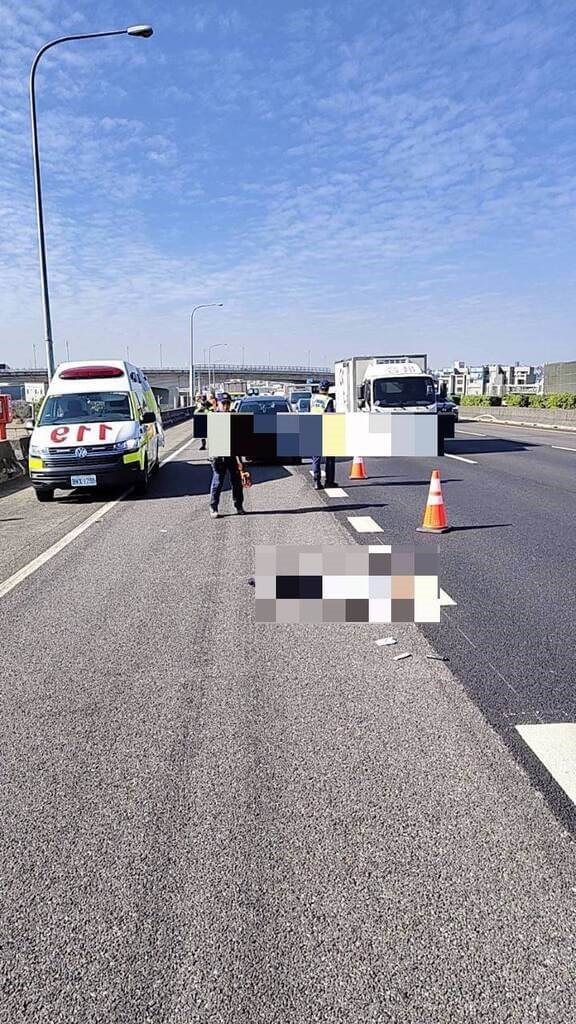 Taichung police and emergency responders attend the scene on National Freeway 1 where a 35-year-old man, surnamed Chang, was struck by a vehicle after stabbing a woman in a nearby park and fleeing onto the highway on foot on Thursday. Photo courtesy of a private contributor