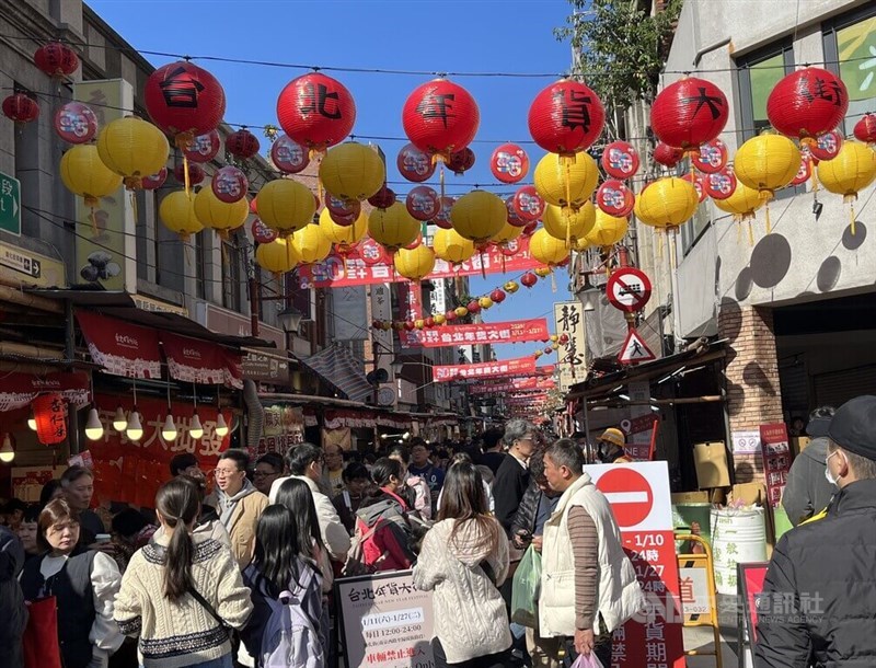 Shoppers visit the 2025 Taipei Lunar New Year Market on Dihua Street last year in this CNA file photo for illustrative purpose
