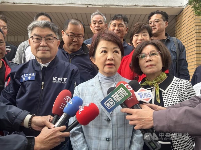 Taichung Mayor Lu Shiow-yen (front center) speaks to reporters on Saturday about the case involving the deaths of two children suspected of being fed unidentified drugs. CNA photo Jan. 31, 2026