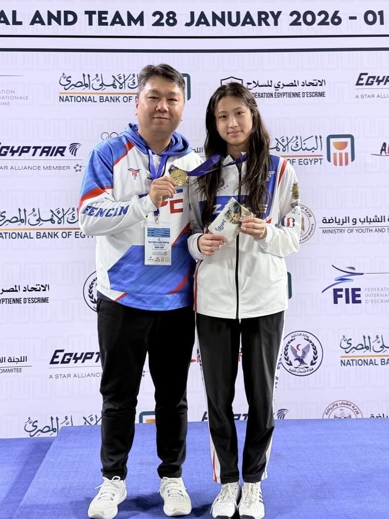 Taiwanese fencer Ariel Lin (right) poses for a photo with her coach Lee Chun-cheng (left) after winning the 2026 Egypt World Cup in Cairo on Thursday. Photo courtesy of Lee Chun-cheng