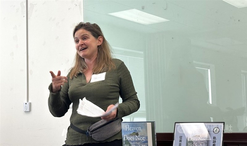 American author Anna Beth Keim shares her book’s content with members of the Taiwanese community in the U.S. on Saturday. CNA photo Feb. 1, 2026