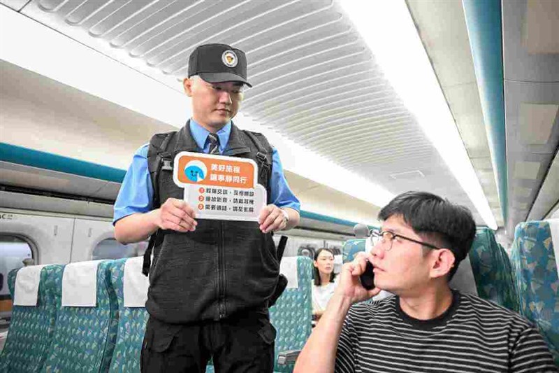 A THSR staff holds a sign asking a passenger to be quiet during the early days of the "quiet train" policy. File photo courtesy of THSR
