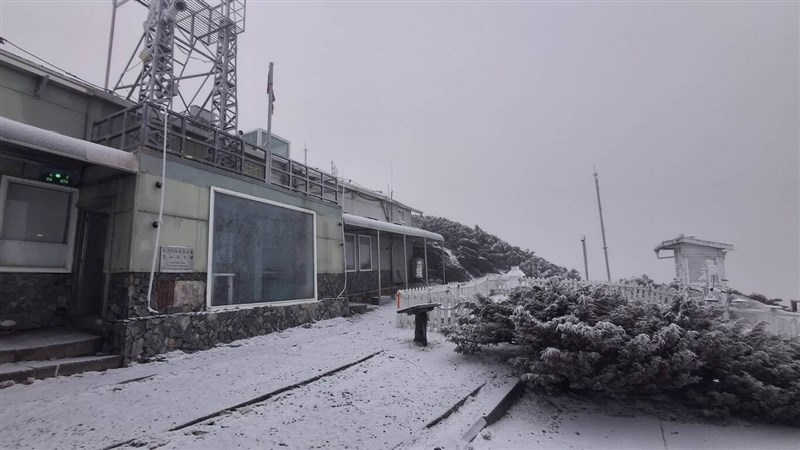 Snow falls on the Yushan Weather Station on Monday morning. Photo courtesy of the Central Weather Administration