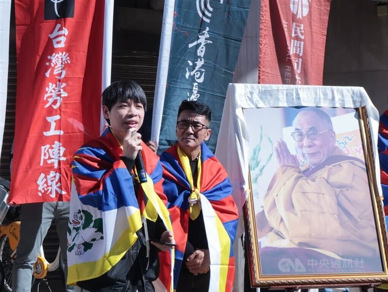 Human Rights Network for Tibet and Taiwan Secretary-General Tashi Tsering (right) and Hong Kong Outlanders Sky Fung speak in front of the Legislative Yuan in Taipei on Wednesday. CNA photo Feb. 4, 2026