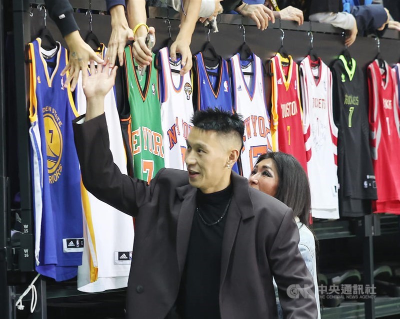 Retired basketball star Jeremy Lin (front). CNA file photo