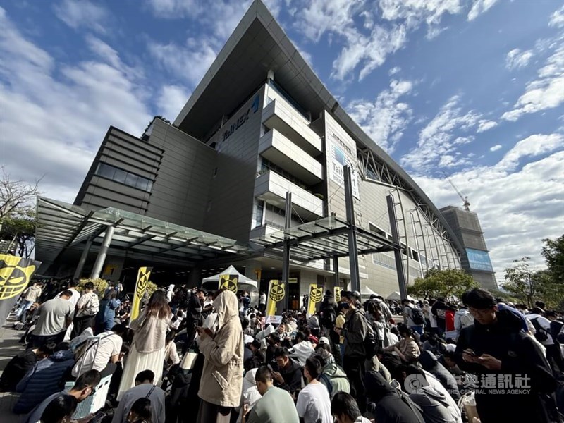 Fans gather outside Taipei Nangang Exhibition Center before TICA opens on Thursday. CNA photo Feb. 5, 2026