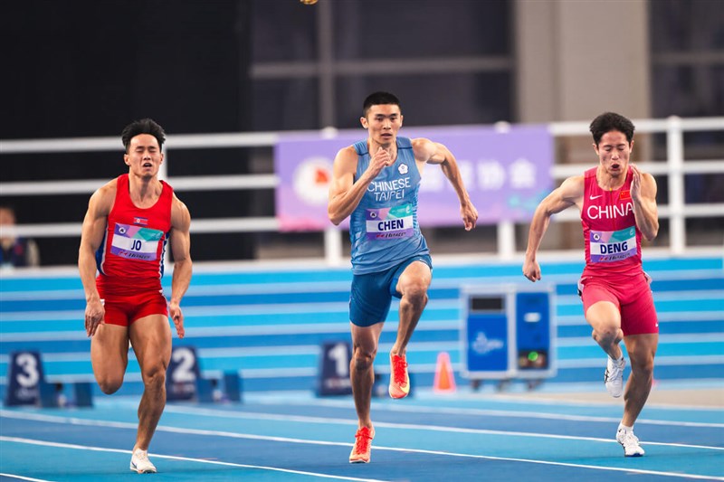 Taiwanese sprinter Chen Wen-pu (center) races against Chinese runner Deng Xinrui on Friday. Photo courtesy of STUDIO HORIZON / Yuet LI