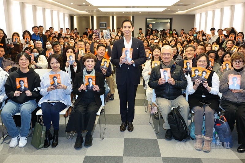 Former Move Forward Party leader and Thai lawmaker Pita Limjaroenrat (center, standing) poses for a group photo with readers holding copies of the Chinese edition of his new book at the Taipei International Book Exhibition on Sunday. CNA photo Feb. 8, 2026