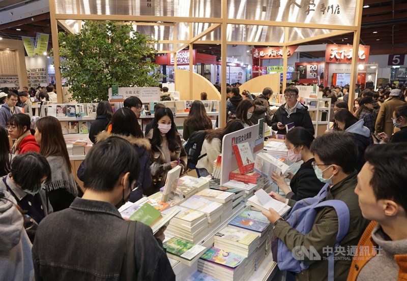 Visitors browse books at a booth on the final day of the Taipei International Book Exhibition on Sunday. CNA photo Feb. 8, 2026