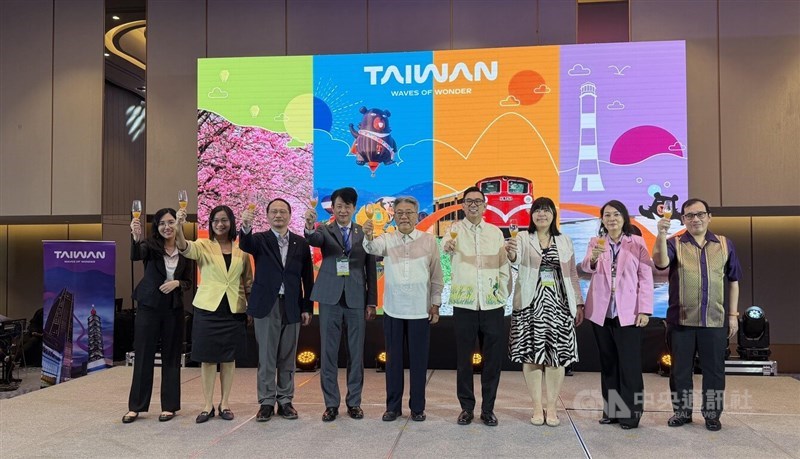 Taiwan's Tourism Administration Deputy-Director Huang Shih-fang (fourth left) and Dustin Yang (center), deputy head of the Taipei Economic and Cultural Office in the Philippines, among other dignitaries, toast travel industries. CNA photo Feb. 9, 2026